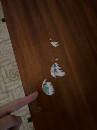 Mueble bajo de madera con detalles dorados