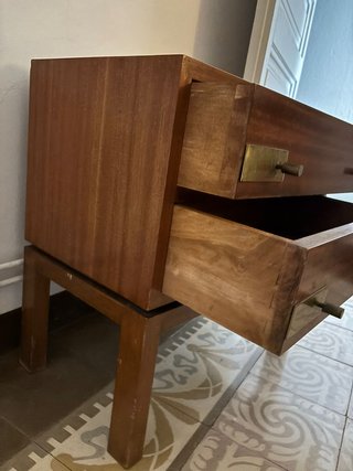 Mueble bajo de madera con detalles dorados