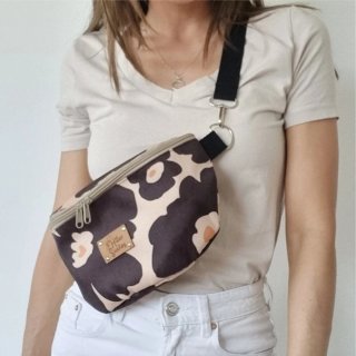 Riñonera impermeable floral beige y negro