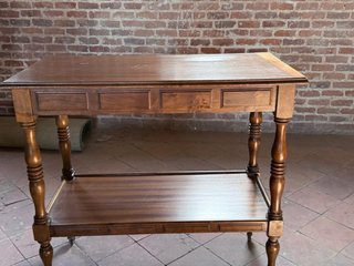 Mesilla de ruedas de madera