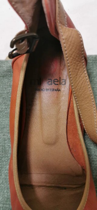 Zapatos planos naranjas con tira