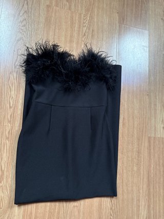 Vestido largo negro con plumas
