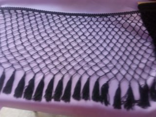 Malla negra con borlas 45cm