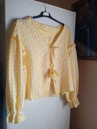 Blusa amarilla y blanca a cuadros