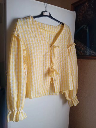 Blusa amarilla y blanca a cuadros