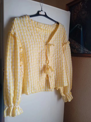 Blusa amarilla y blanca a cuadros