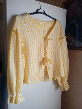 Blusa amarilla y blanca a cuadros