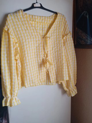 Blusa amarilla y blanca a cuadros