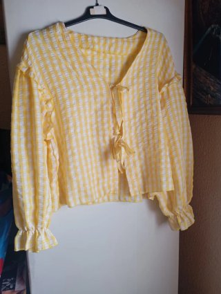 Blusa amarilla y blanca a cuadros