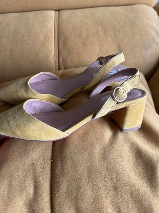 Zapatos amarillos de piel Cortefiel