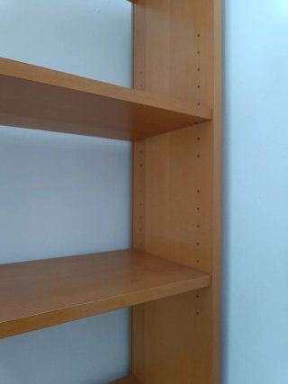 Estantería de madera marrón.