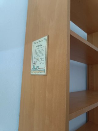 Estantería de madera marrón.