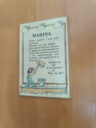 Estantería de madera marrón.