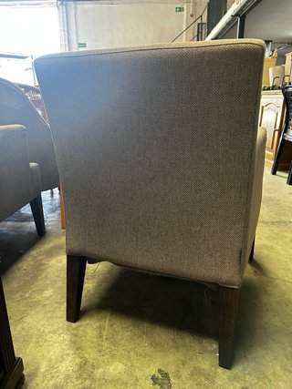 Butaca de tela gris