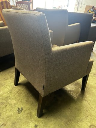 Butaca de tela gris