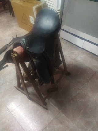 Silla de montar de cuero negra
