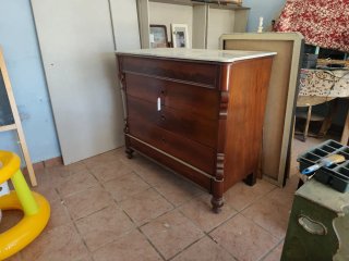 Cajonera antigua de madera y mármol