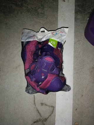 Casco y protecciones patinaje niña morado