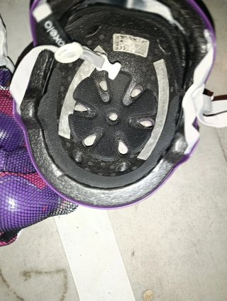 Casco y protecciones patinaje niña morado