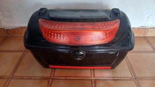 Baúl portaequipaje negro y rojo