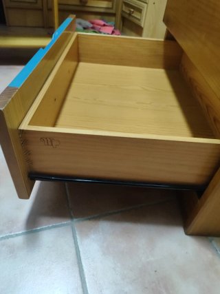 Cómoda de madera con cajones