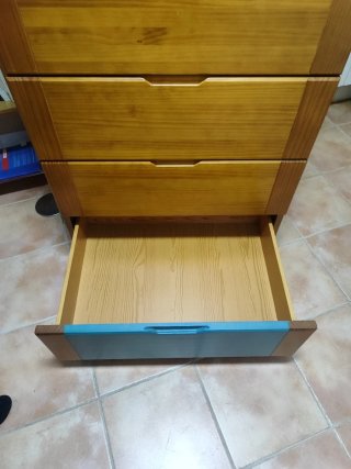 Cómoda de madera con cajones