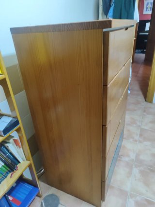 Cómoda de madera con cajones