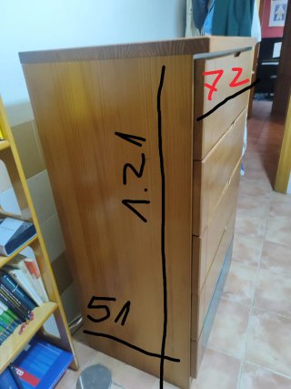 Cómoda de madera con cajones