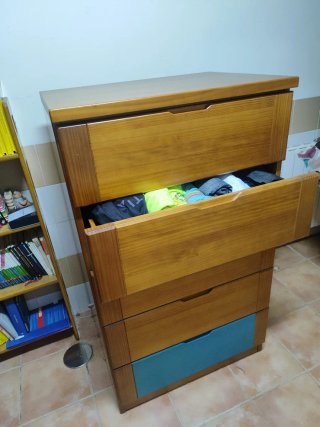 Cómoda de madera con cajones