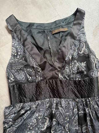 Vestido estampado gris y negro