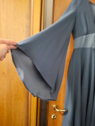 Abito blu con cartellino