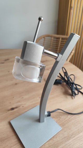 Due lampade da tavolo moderne in vetro e metallo
