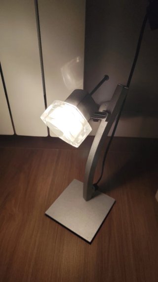 Due lampade da tavolo moderne in vetro e metallo
