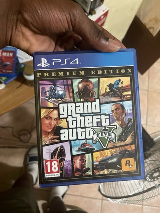 PS4 Slim + 1 Controller + 5 Giochi