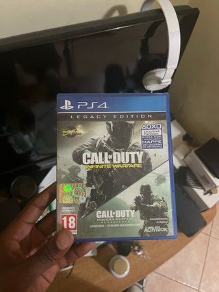 PS4 Slim + 1 Controller + 5 Giochi