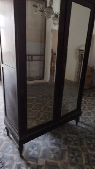 Ropero antiguo de madera y cristal