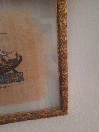 Papiro antiguo con marco dorado