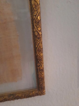 Papiro antiguo con marco dorado