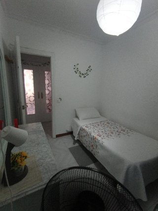 Se alquila habitación cerca de Amate, para chica.