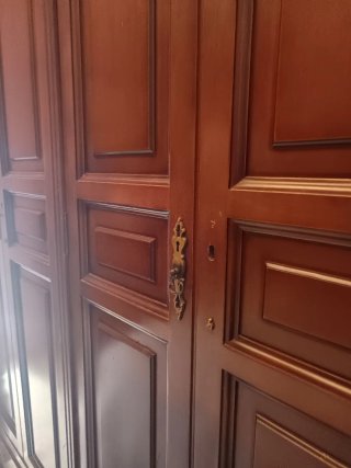 Armario clásico de madera grande