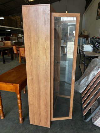 Vitrina de madera y cristal