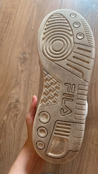 Zapatillas Fila Beige y Gris