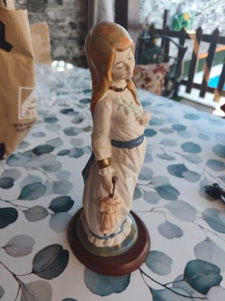 Figura de porcelana niña con paraguas soporte made
