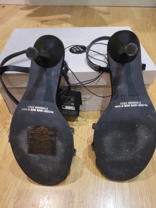 Sandalias negras con pedrería