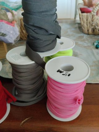 Lote 13 rollos de licra elástica más sueltos vario