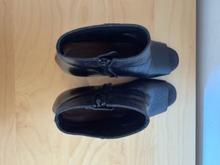 Botines negros peep toe con tacón Bimba Y Lola