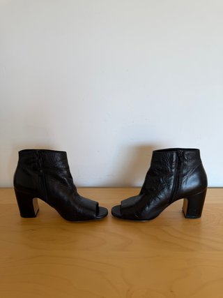 Botines negros peep toe con tacón Bimba Y Lola