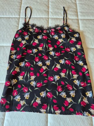 Top floral con encaje negro