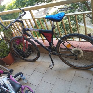 Bicicleta ONNECTO negra y roja
