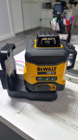 Nivel Láser DeWalt DCLE34031 roto